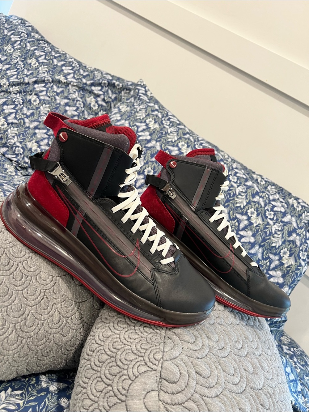 Nike Men’s Air Max 720 Saturn basketball shoes Black Team Red.
